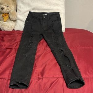 I’m selling these black kinda high waisted skinny jeans